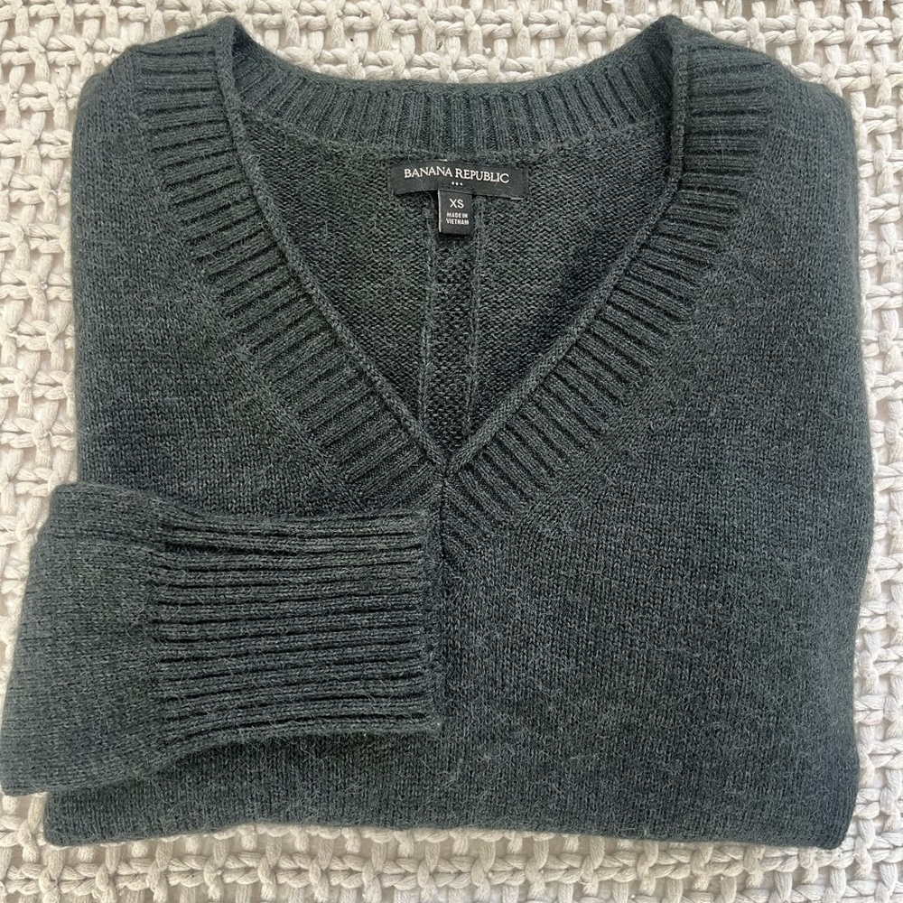 Banana Republic Women’s Gray Sweater